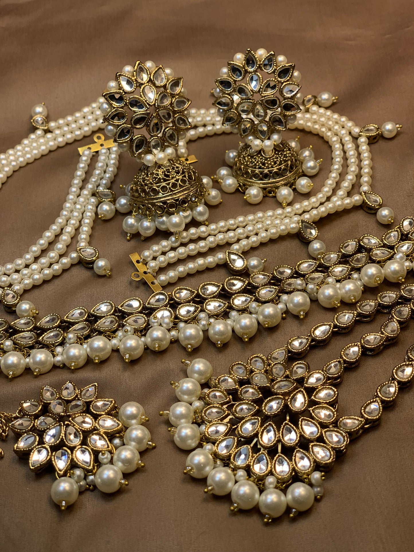 Nayaab Kundan Jewellery Set