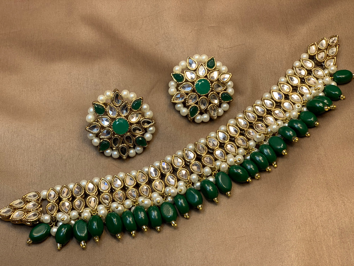 Exquisite Kundun Emerald Green Choker Set
