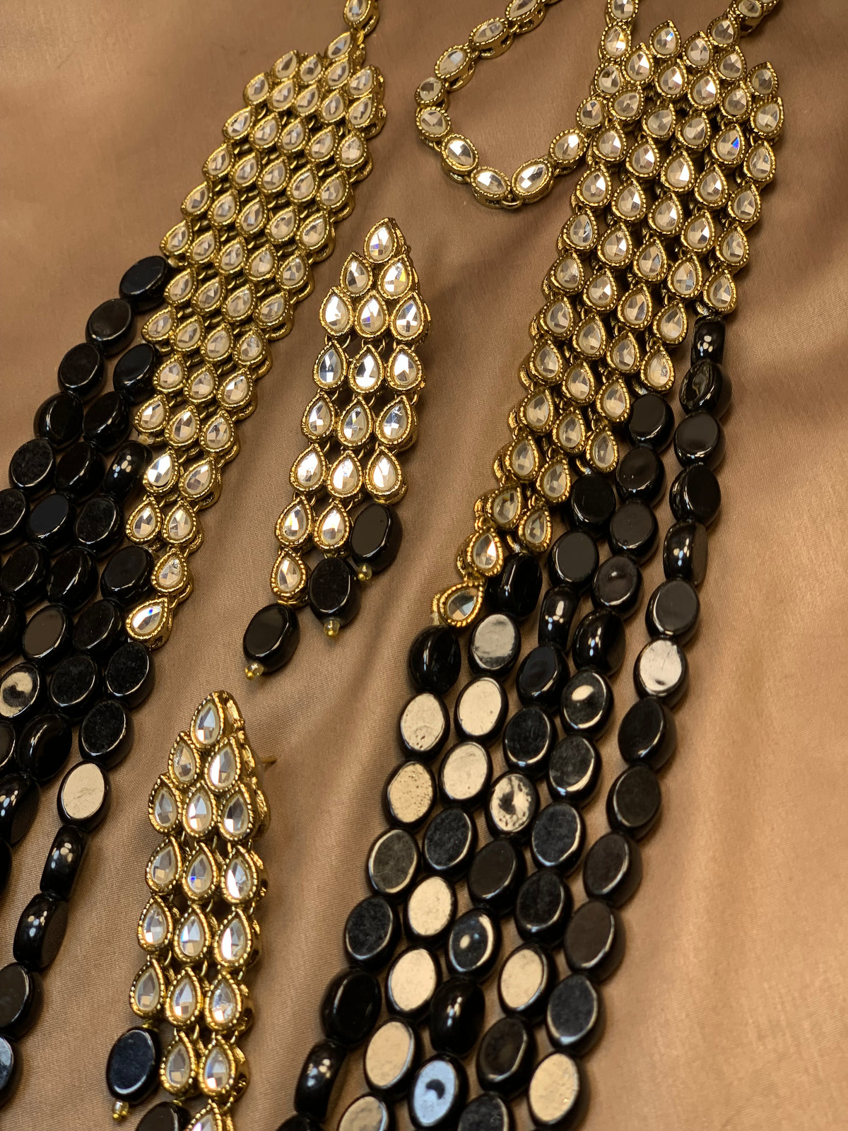 Exquisite Gorgeous Kundun Black Royal Look Mala Earrings Jewellery Sets.